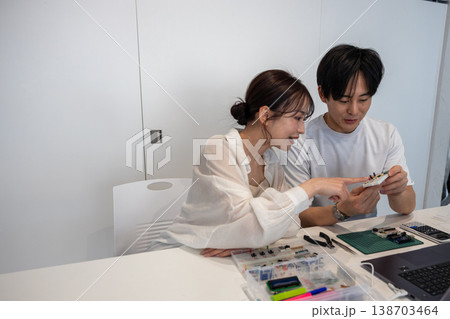 電子回路を勉強している若い男女 電子回路を勉強している若い男女 138703464