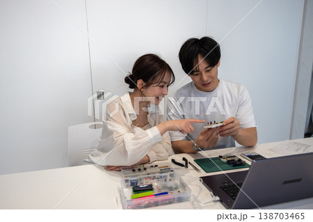 電子回路を勉強している若い男女 電子回路を勉強している若い男女 138703465