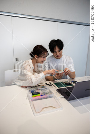 電子回路を勉強している若い男女 電子回路を勉強している若い男女 138703466