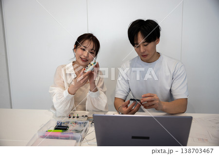 電子回路を勉強している若い男女 電子回路を勉強している若い男女 138703467