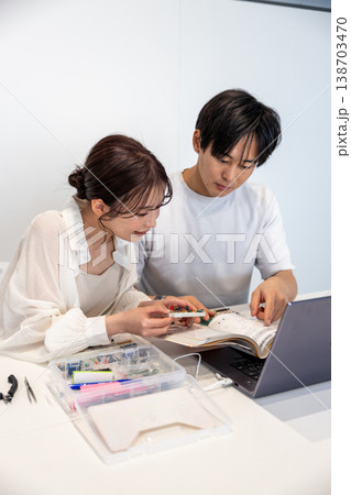 電子回路を勉強している若い男女 電子回路を勉強している若い男女 138703470