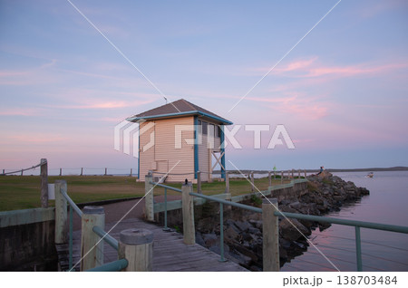 海岸に建つ小屋 138703484