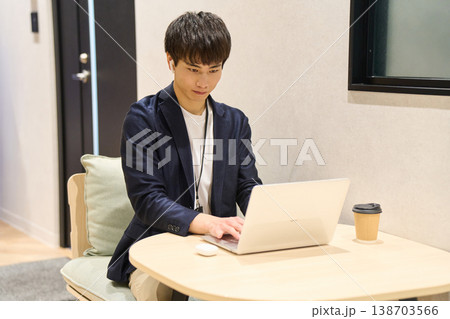 外資系企業で働く若い日本人エンジニア（SE）がオフィスでノートパソコンを使い作業する 人物 138703566