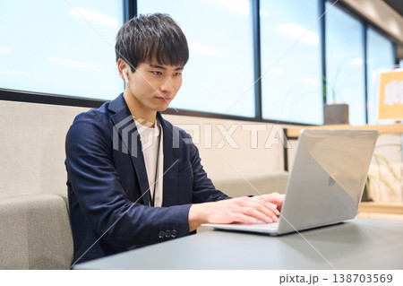 外資系企業で働く若い日本人エンジニア（SE）がオフィスでノートパソコンを使い作業する 人物 138703569