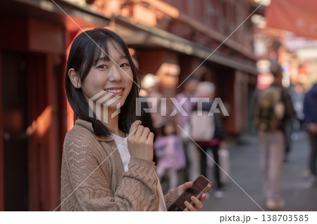 下町観光を楽しむ若い女性 浅草を歩く休日 下町観光を楽しむ若い女性 浅草を歩く休日 138703585