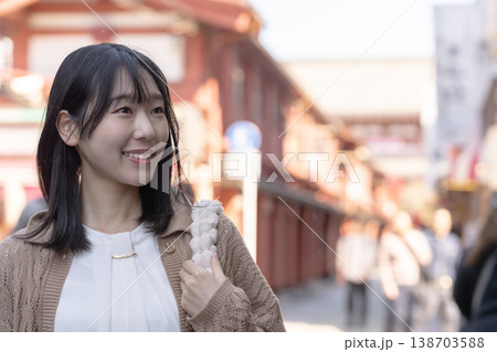 下町観光を楽しむ若い女性 　浅草を歩く休日 138703588