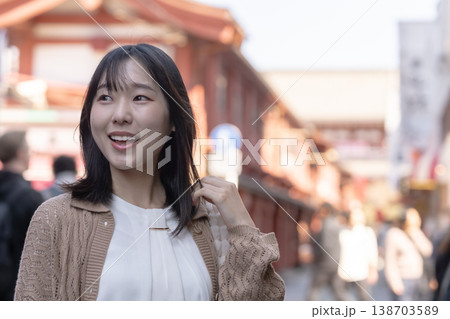 下町観光を楽しむ若い女性 浅草を歩く休日 下町観光を楽しむ若い女性 浅草を歩く休日 138703589
