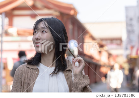 下町観光を楽しむ若い女性 浅草を歩く休日 下町観光を楽しむ若い女性 浅草を歩く休日 138703590