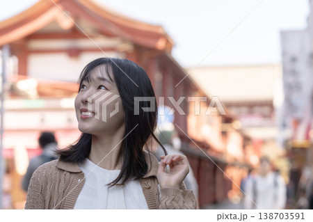 下町観光を楽しむ若い女性 浅草を歩く休日 下町観光を楽しむ若い女性 浅草を歩く休日 138703591