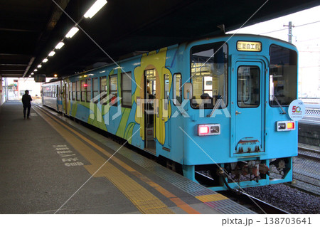 ［MR］水島臨海鉄道MRT300形（倉敷市駅） 138703641