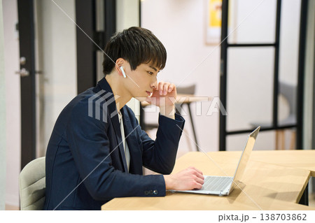 外資系企業で働く若い日本人エンジニア（SE）がオフィスでノートパソコンを使い作業する 人物 138703862