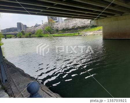 川に架かる橋　橋の下の景色 138703921