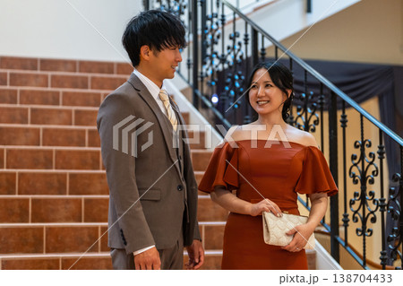 カラードレスを着た新郎新婦(ウェディング,結婚式,お色直し,ドレスチェンジ) カラードレスを着た新郎新婦(ウェディング,結婚式,お色直し,ドレスチェンジ) 138704433