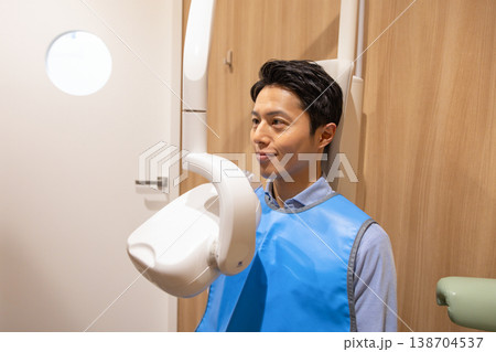 歯科イメージ　パノラマX線を撮影している男性 138704537