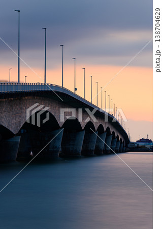 夕焼けに染まる橋 カーミージー橋 夕焼けに染まる橋 カーミージー橋 138704629