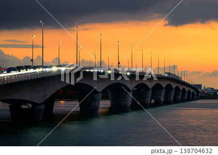 夕焼けに染まる空と海に架かる橋 カーミージー橋 夕焼けに染まる空と海に架かる橋 カーミージー橋 138704632