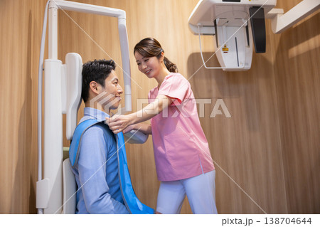 歯科イメージ　パノラマX線撮影を受ける男性 138704644