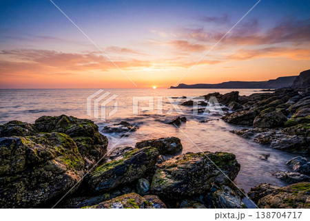 幻想的な夕日の海岸線 幻想的な夕日の海岸線 138704717
