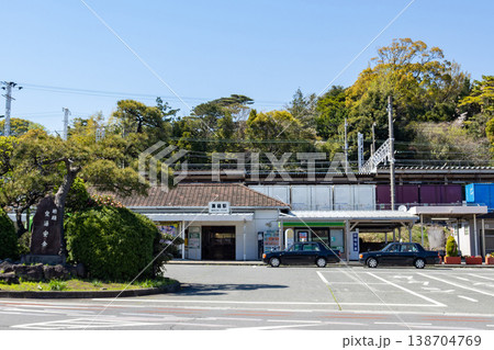 真鶴駅(神奈川県足柄下郡真鶴町)の駅舎とロータリー風景 真鶴駅(神奈川県足柄下郡真鶴町)の駅舎とロータリー風景 138704769