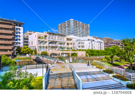 日本の横浜都市景観 SOTETSU　星川駅前などを望む。奥に横浜市消防局 138704808