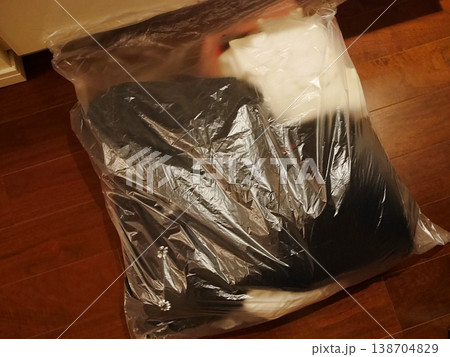ゴミ袋に詰めた女性用の洋服(古着買取) ゴミ袋に詰めた女性用の洋服(古着買取) 138704829