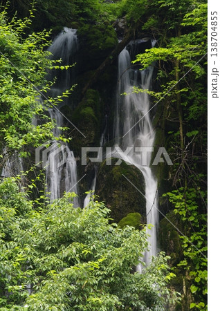 初夏の岐阜県山県市美山町のの神崎のにはちいさい滝が見えてきます。 初夏の岐阜県山県市美山町のの神崎のにはちいさい滝が見えてきます。 138704855