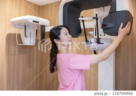 歯科レントゲンイメージ　レントゲン機器の準備をしている看護師 138704908