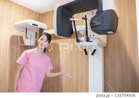 歯科レントゲンイメージ レントゲン機器の準備をしている看護師 歯科レントゲンイメージ レントゲン機器の準備をしている看護師 138704936