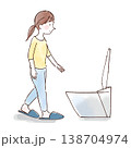 トイレに向かう女性 138704974