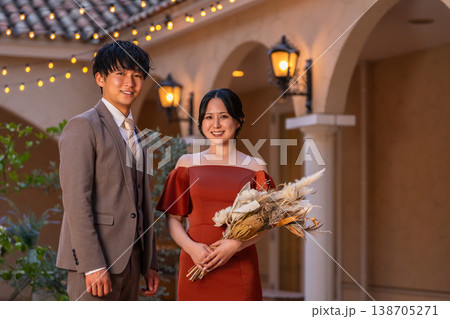 結婚式場を歩く新郎新婦(ナイトウェディング,結婚式,アジア人) 結婚式場を歩く新郎新婦(ナイトウェディング,結婚式,アジア人) 138705271