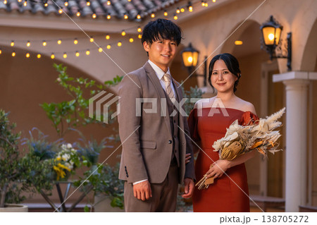 結婚式場を歩く新郎新婦（ナイトウェディング,結婚式,アジア人） 138705272
