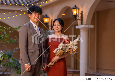 結婚式場を歩く新郎新婦(ナイトウェディング,結婚式,アジア人) 結婚式場を歩く新郎新婦(ナイトウェディング,結婚式,アジア人) 138705273