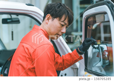 軽トラとツナギ姿の男性 138705285