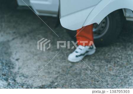 車から降りる 車から降りる 138705303