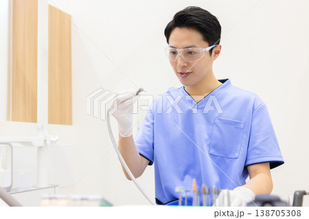 歯科医　診察する歯科医 138705308