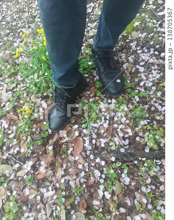 山の中を歩く　公園内　両脚 138705367