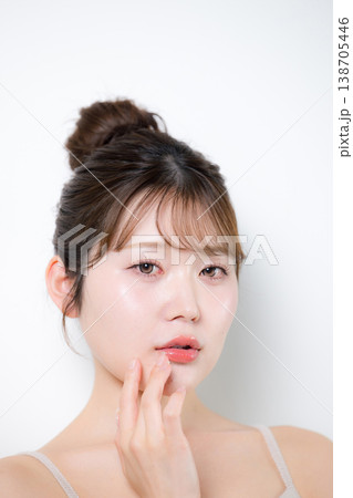 透明感のあるツヤ肌と潤いのある美しい肌の若い女性のリップケアや唇に触れる 透明感のあるツヤ肌と潤いのある美しい肌の若い女性のリップケアや唇に触れる 138705446