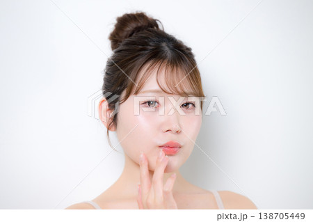 透明感のあるツヤ肌と潤いのある美しい肌の若い女性のリップケアや唇に触れる 透明感のあるツヤ肌と潤いのある美しい肌の若い女性のリップケアや唇に触れる 138705449