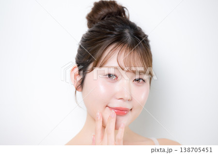 透明感のあるツヤ肌と潤いのある美しい肌の若い女性のリップケアや唇に触れる 138705451