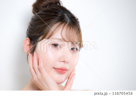 透明感のあるツヤ肌と潤いともちもちとぷるぷるの美しい赤ちゃん肌若い女性頬を触れる 透明感のあるツヤ肌と潤いともちもちとぷるぷるの美しい赤ちゃん肌若い女性頬を触れる 138705458