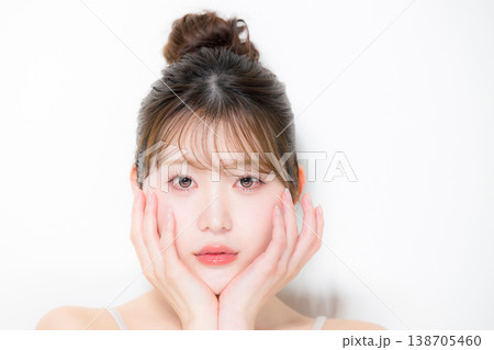 お団子のアップヘアの若い女性の艶や透明感やツヤ肌のビューティー カメラ目線エステやカラコンやまつ毛 お団子のアップヘアの若い女性の艶や透明感やツヤ肌のビューティー カメラ目線エステやカラコンやまつ毛 138705460