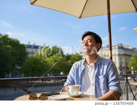 カフェのテラスでくつろぐ日本人男性　初夏　青空 138705489