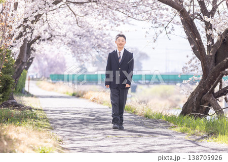 桜並木を1人で歩く中学生の男の子 桜並木を1人で歩く中学生の男の子 138705926