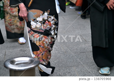 花嫁行列の黒留袖 138705960