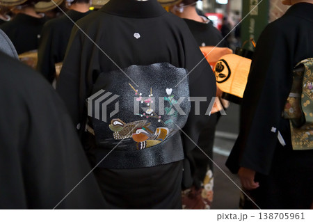 花嫁行列の黒留袖 花嫁行列の黒留袖 138705961