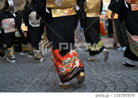 花嫁行列の黒留袖 138705979
