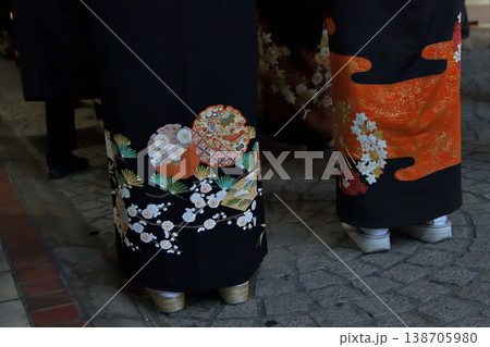 花嫁行列の黒留袖 138705980