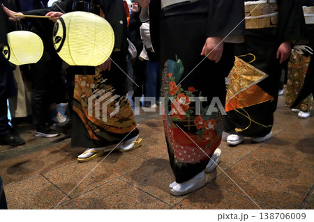 花嫁行列の黒留袖 138706009