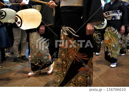 花嫁行列の黒留袖 138706010