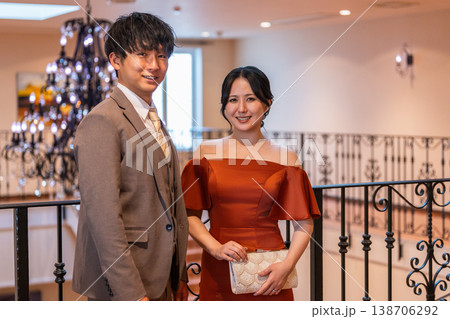 カラードレスを着たカップル,夫婦（パーティー,披露宴,食事会） 138706292